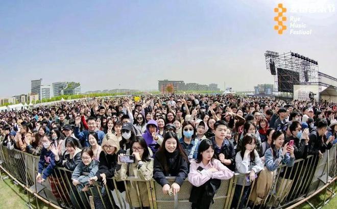 乐迷来黄陂打卡空港新城燃爆武汉AG旗舰厅登录首页昨晚3万名(图14)