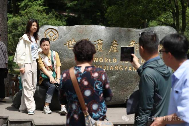 都江堰太火爆NPC白娘子被求合影到宕机ag旗舰厅注册顶流实锤！这个五一青城山(图6)