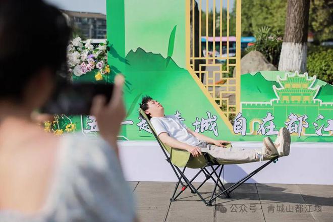 都江堰太火爆NPC白娘子被求合影到宕机ag旗舰厅注册顶流实锤！这个五一青城山(图3)