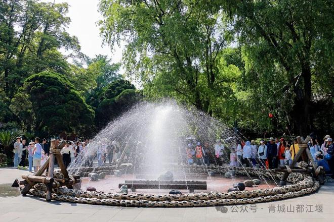都江堰太火爆NPC白娘子被求合影到宕机ag旗舰厅注册顶流实锤！这个五一青城山(图10)