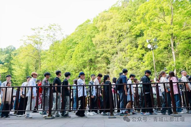 都江堰太火爆NPC白娘子被求合影到宕机ag旗舰厅注册顶流实锤！这个五一青城山(图9)
