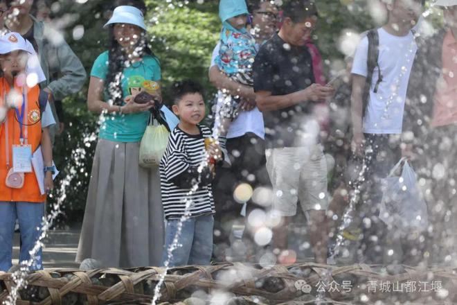都江堰太火爆NPC白娘子被求合影到宕机ag旗舰厅注册顶流实锤！这个五一青城山(图5)