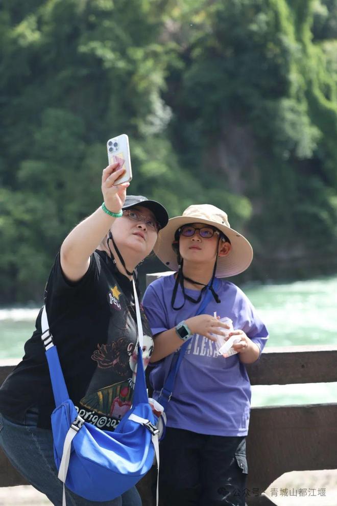 都江堰太火爆NPC白娘子被求合影到宕机ag旗舰厅注册顶流实锤！这个五一青城山(图4)