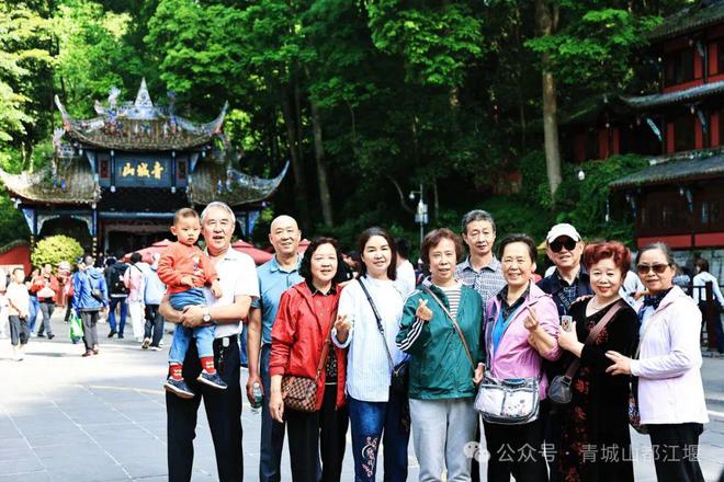 都江堰太火爆NPC白娘子被求合影到宕机ag旗舰厅注册顶流实锤！这个五一青城山(图15)