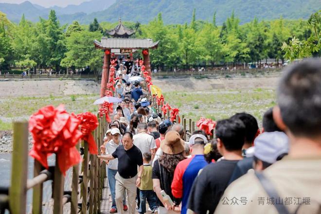 都江堰太火爆NPC白娘子被求合影到宕机ag旗舰厅注册顶流实锤！这个五一青城山(图18)