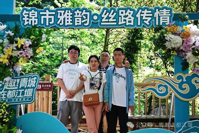 都江堰太火爆NPC白娘子被求合影到宕机ag旗舰厅注册顶流实锤！这个五一青城山(图20)