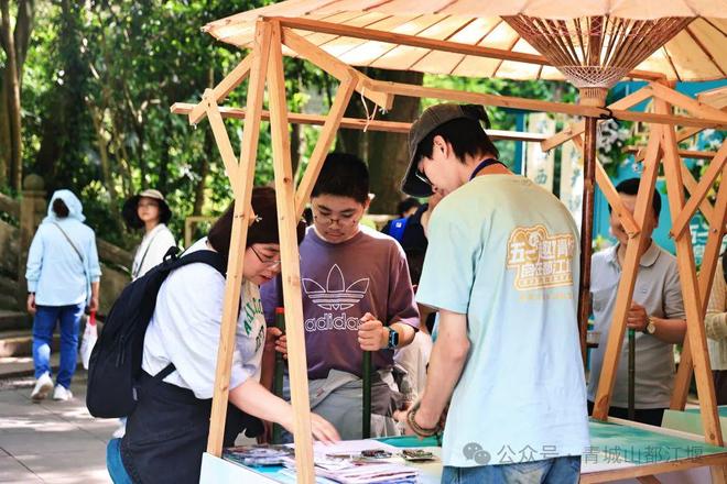 都江堰太火爆NPC白娘子被求合影到宕机ag旗舰厅注册顶流实锤！这个五一青城山(图17)