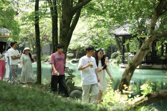 都江堰太火爆NPC白娘子被求合影到宕机ag旗舰厅注册顶流实锤！这个五一青城山(图21)
