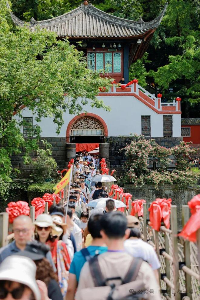 都江堰太火爆NPC白娘子被求合影到宕机ag旗舰厅注册顶流实锤！这个五一青城山(图29)