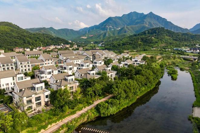 了村里她们过得很安逸AG旗舰厅网站裸辞去(图2)
